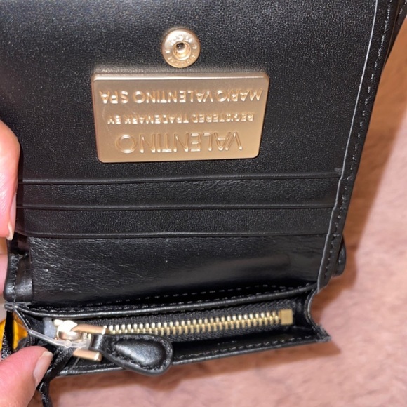 ❌SOLD❌Valentino bi fold wallet - Picture 6 of 6